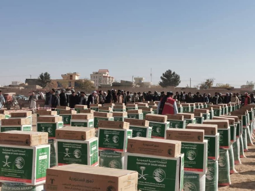 توزیع بسته های غذایی برای ۴۰۰ خانواده آسیب‌دیده در سمنگان